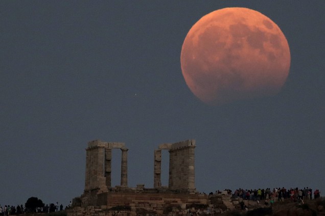 O templo de Poseidon é visto enquanto a lua cheia fica parcialmente coberta pela sombra da Terra durante um eclipse lunar em Cape Sounion, a leste de Atenas, na Grécia - 07/08/2017