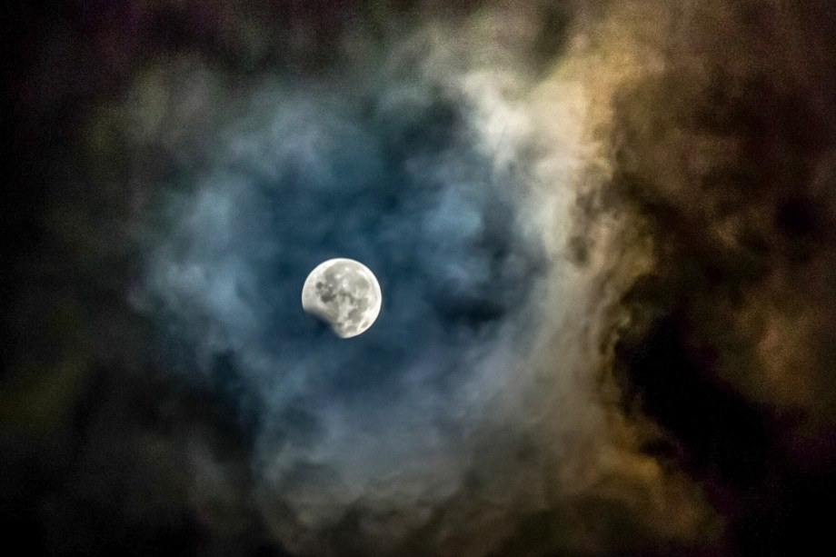 A lua, enquadrada por cinzas do vulcão Mount Sinabung, é fotografada durante o eclipse, na província de Sumatra do Norte, na Indonésia - 07/08/2017