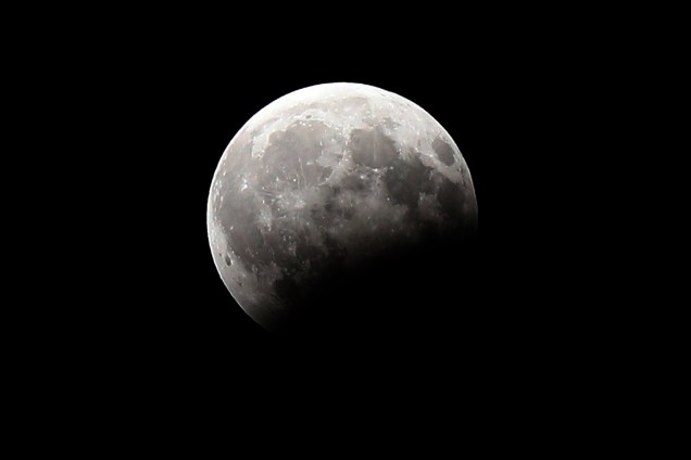 O eclipse parcial lunar é registrado na capital do Kuwait - 07/08/2017