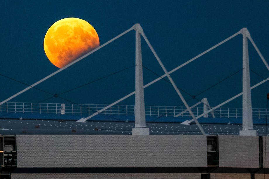 Eclipse lunar fotografado sobre o Estádio de Kaliningrad, que está em construção para a Copa do Mundo FIFA 2018, na Rússia - 07/08/2017