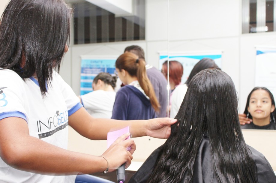 Ele abriu salão de beleza na periferia; agora fatura R$ 2 mi/ano no Morumbi  - 12/03/2021 - UOL Economia