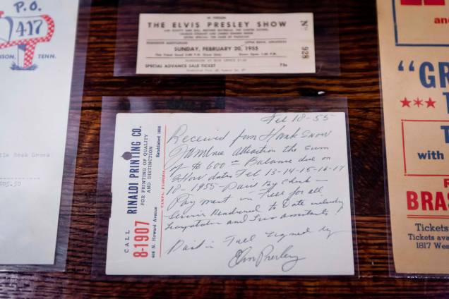 Recibo escrito à mão por Elvis Presley, em exposição no Sun Studio Recibo escrito à mão por Elvis Presley, em exposição no Sun Studio