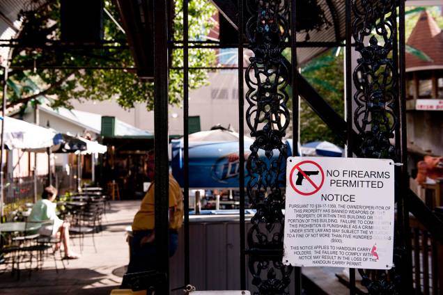 Aviso proibindo porte de armas em estabelecimento na Beagle St., em Memphis Aviso proibindo porte de armas em estabelecimento na Beagle St., em Memphis