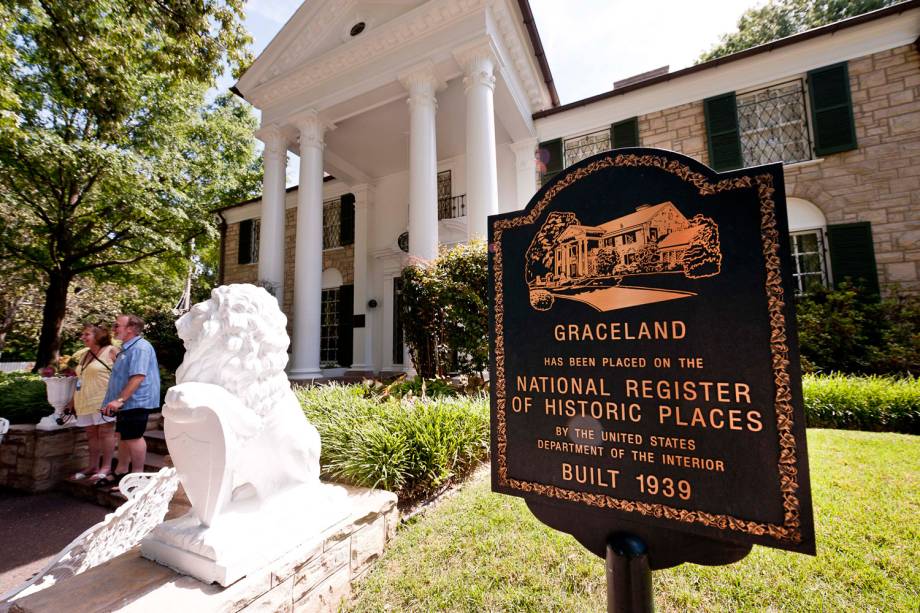Construída em 1939, Graceland foi aberta para visitando após a morte de Elvis. O motivo? A família estava indo à falência. Hoje, a mansão em Memphis recebe milhares de pessoas por ano