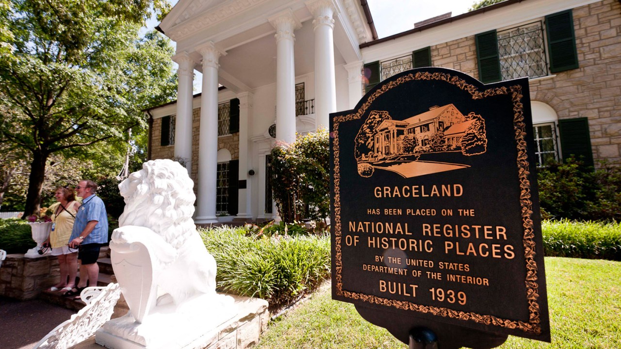 Construída em 1939, Graceland foi aberta para visitando após a morte de Elvis. O motivo? A família estava indo à falência. Hoje, a mansão em Memphis recebe milhares de pessoas por ano