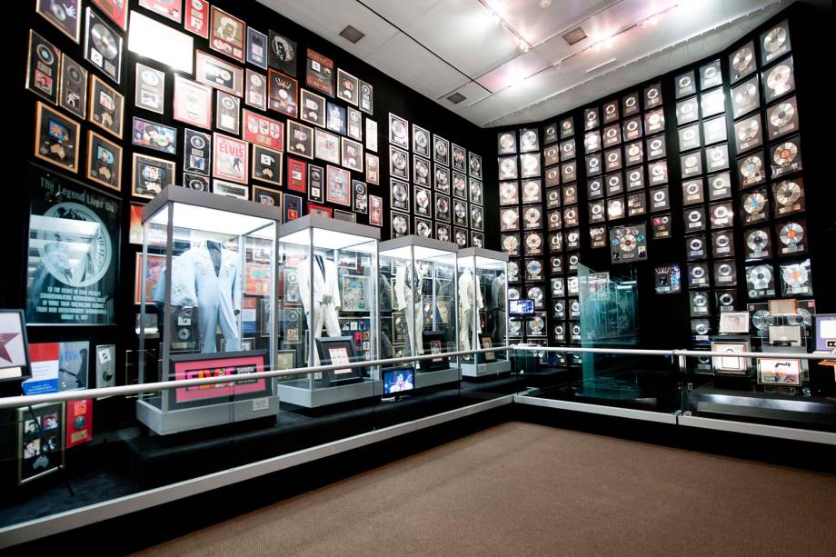 Na semana em que se completam 35 anos da morte de Elvis Presley, o cantor receberá mais de dez discos de diamante, ouro, platina e multi-platina