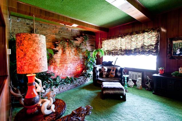 A antiga sala de TV, conhecida como Jungle Room (sala da selva, em tradução livre), foi, na verdade, inspirada pelas paisagens do Havaí, pelas quais Elvis era apaixonado A antiga sala de TV, conhecida como Jungle Room (sala da selva, em tradução livre), foi, na verdade, inspirada pelas paisagens do Havaí, pelas quais Elvis era apaixonado