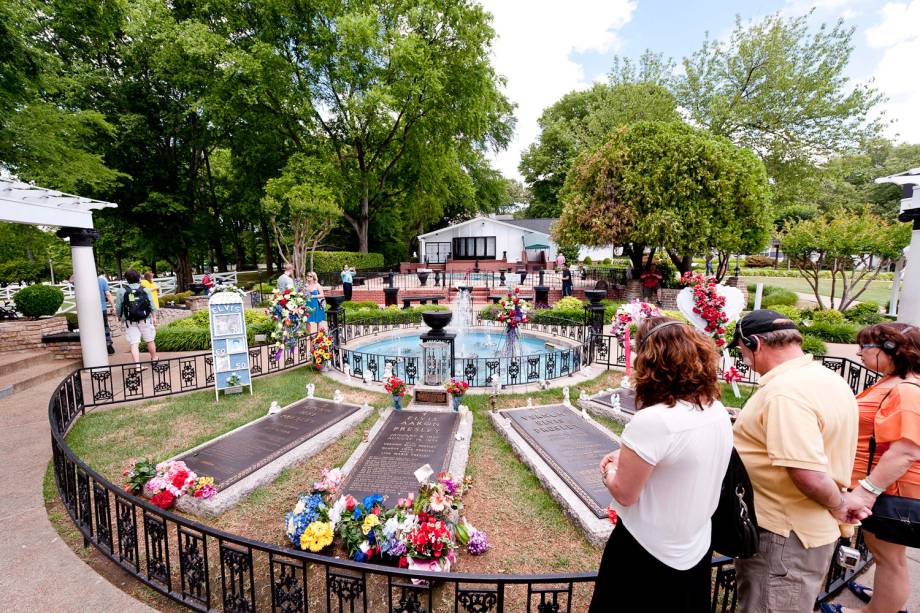 Túmulos da família Presley no Meditation Garden, em Graceland