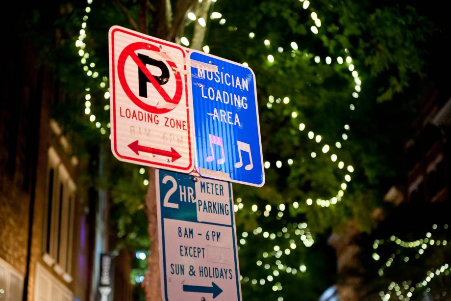 Área de carga e descarga para músicos em rua de Nashville