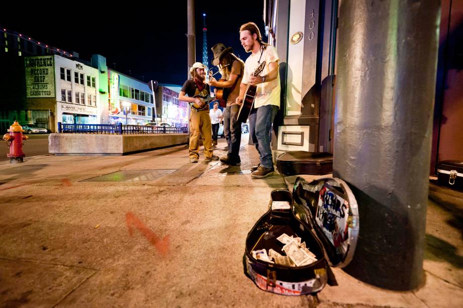 Trio tentqa chamar a atenção para sua música ba Broadway St., em Nashville. Conseguiram. Na mesma noite, duas equipes de filmagem gravaram os rapazes tocando