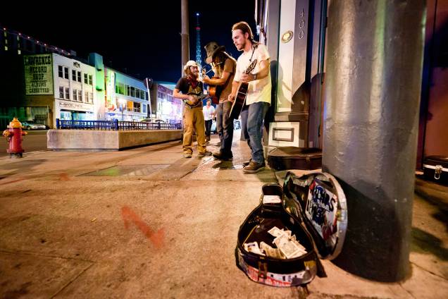 Trio tentqa chamar a atenção para sua música ba Broadway St., em Nashville. Conseguiram. Na mesma noite, duas equipes de filmagem gravaram os rapazes tocando Trio tentqa chamar a atenção para sua música ba Broadway St., em Nashville. Conseguiram. Na mesma noite, duas equipes de filmagem gravaram os rapazes tocando