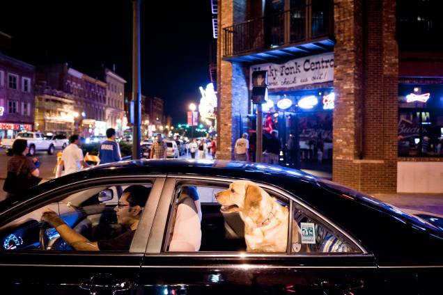 É raro ver um bar ou restaurante que não tenha música ao vivo, na Broadway St., em Nashville É raro ver um bar ou restaurante que não tenha música ao vivo, na Broadway St., em Nashville