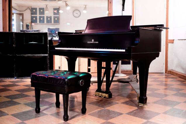 O Studio B foi construído em torno deste piano. O instrumento foi trazido para a sala de gravação e só então foram colocadas as portas. Elvis era tão fascinado pelo instrumento que quis comprá-lo O Studio B foi construído em torno deste piano. O instrumento foi trazido para a sala de gravação e só então foram colocadas as portas. Elvis era tão fascinado pelo instrumento que quis comprá-lo