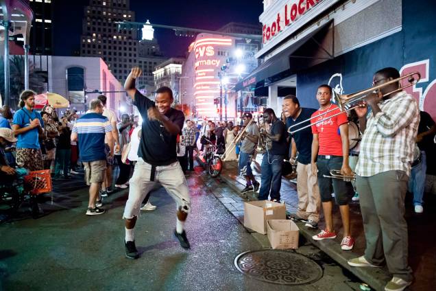 Típicas de Nova Orleans, as second line são uma espécie de parada com trombone, tuba e percussão, seguidas por pessoas dançando. E quanto mais esquisitos os seus passos, melhor Típicas de Nova Orleans, as second line são uma espécie de parada com trombone, tuba e percussão, seguidas por pessoas dançando. E quanto mais esquisitos os seus passos, melhor