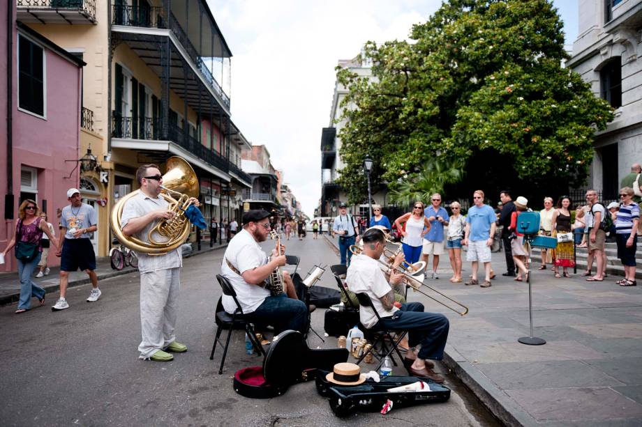 Banda de metais se apresenta numa manhã quente no Quartier Latin, bairro de Nova Orleans