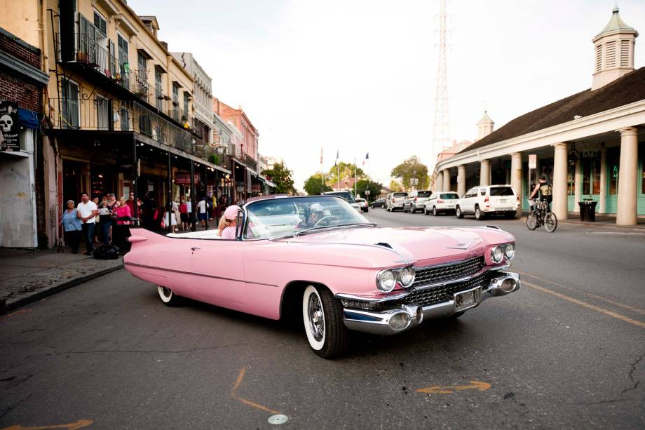 Cadillac pink, réplica de um dos automóveis de Elvis, faz sucesso nas ruas de Nova Orleans. A dona, cujo sobrenome realmente é Presly, recebeu o carro de herança do pai