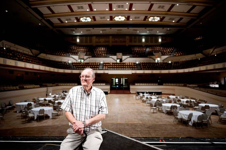 Bob Sullivan, ex-engenheiro de áudio do programa ‘Louisiana Hayride’, posa para foto dentro do Municipal Auditorium de Shreveport
