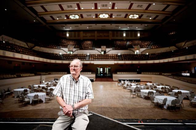 Bob Sullivan, ex-engenheiro de áudio do programa ‘Louisiana Hayride’, posa para foto dentro do Municipal Auditorium de Shreveport Bob Sullivan, ex-engenheiro de áudio do programa ‘Louisiana Hayride’, posa para foto dentro do Municipal Auditorium de Shreveport