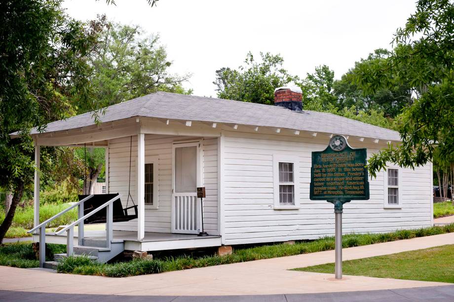 Quando Elvis Presley ficou famoso, ele comprou a antiga casa de Tupelo para preservar a memória da família