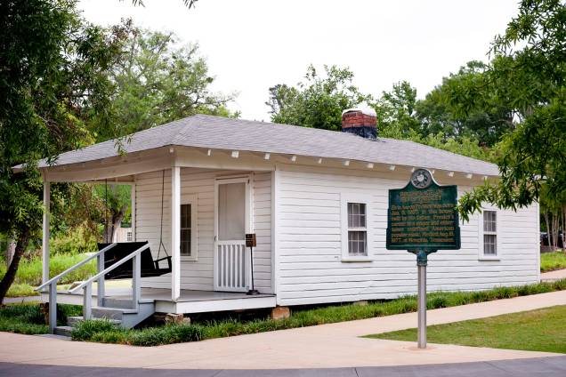 Quando Elvis Presley ficou famoso, ele comprou a antiga casa de Tupelo para preservar a memória da família Quando Elvis Presley ficou famoso, ele comprou a antiga casa de Tupelo para preservar a memória da família