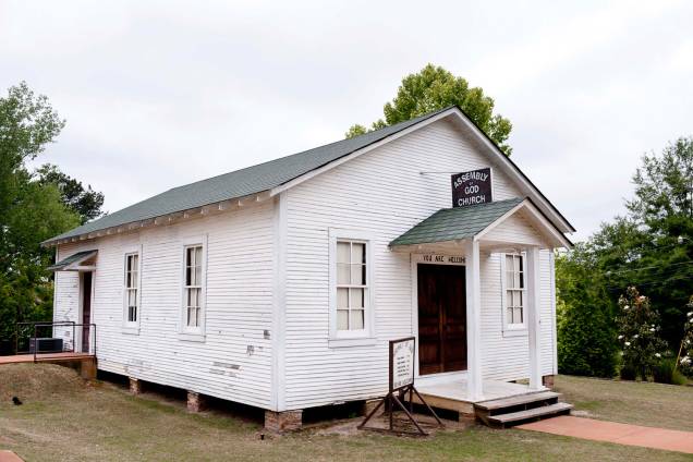A igreja que a família Presley frequentava, em Tupelo, foi para perto da casa de Elvis em cima de um caminhão A igreja que a família Presley frequentava, em Tupelo, foi para perto da casa de Elvis em cima de um caminhão