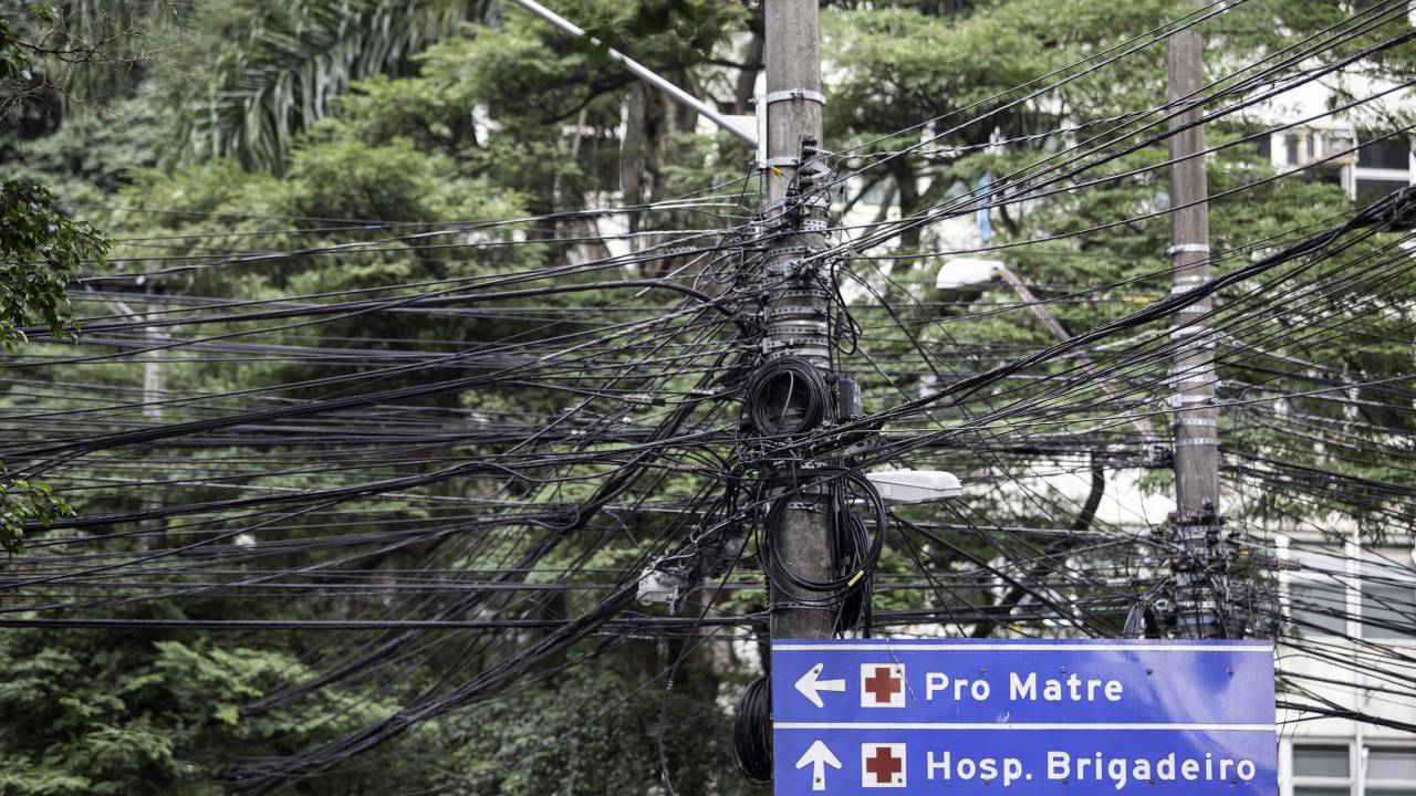 Remoção de fios e postes em São Paulo