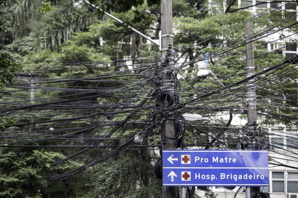 Remoção de fios e postes em São Paulo