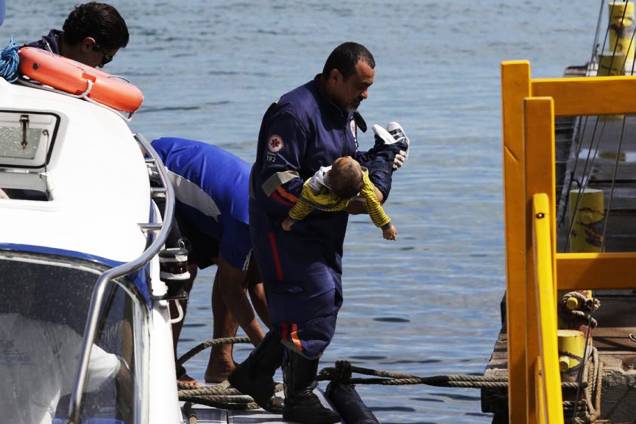 Uma lancha que fazia a travessia de Mar Grande a Salvador com 129 pessoas a bordo virou nesta manhã na Baía de Todos-os-Santos - 24/08/2017 Uma lancha que fazia a travessia de Mar Grande a Salvador com 129 pessoas a bordo virou nesta manhã na Baía de Todos-os-Santos - 24/08/2017