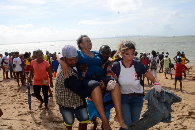 Uma lancha que fazia a travessia de Mar Grande a Salvador com 129 pessoas a bordo virou nesta manhã na Baía de Todos-os-Santos - 24/08/2017