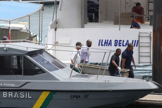 Equipes de resgate transportam corpos de vítimas, após naufrágio de lancha na Baía de Todos os Santos, próximo a Salvador - 24/08/2017
