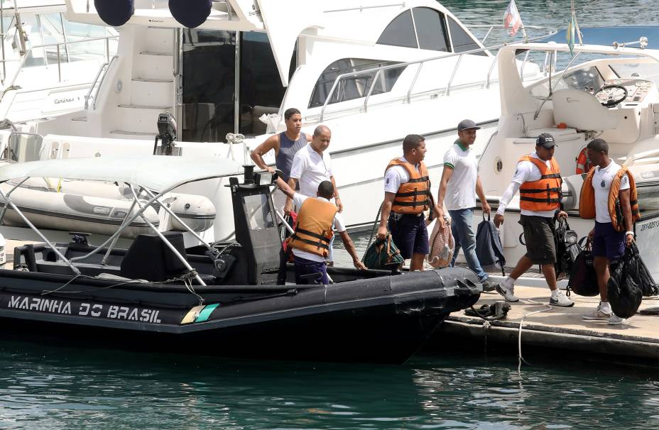 Equipes de resgate transportam objetos de pessoas, após naufrágio de lancha na Baía de Todos-os-Santos, região marítima próxima a Salvador - 24/08/2017