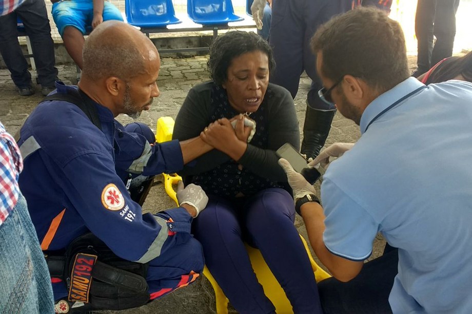 Vítima recebe atendimento médico após o naufrágio de lancha que fazia travessia pela Baía de Todos-os -Santos rumo a Salvador - 24/08/2017