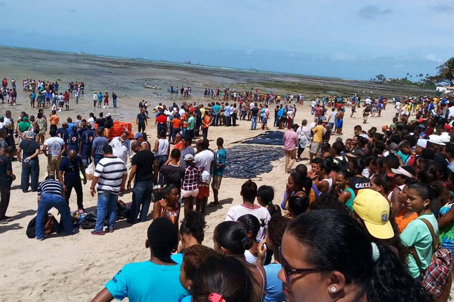 Uma lancha que fazia a travessia de Mar Grande a Salvador com 129 pessoas a bordo virou nesta manhã na Baía de Todos-os-Santos - 24/08/2017