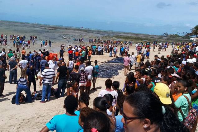 Uma lancha que fazia a travessia de Mar Grande a Salvador com 129 pessoas a bordo virou nesta manhã na Baía de Todos-os-Santos - 24/08/2017 Uma lancha que fazia a travessia de Mar Grande a Salvador com 129 pessoas a bordo virou nesta manhã na Baía de Todos-os-Santos - 24/08/2017