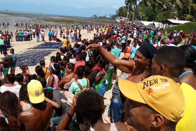 Uma lancha que fazia a travessia de Mar Grande a Salvador com 129 pessoas a bordo virou nesta manhã na Baía de Todos-os-Santos - 24/08/2017 Uma lancha que fazia a travessia de Mar Grande a Salvador com 129 pessoas a bordo virou nesta manhã na Baía de Todos-os-Santos - 24/08/2017