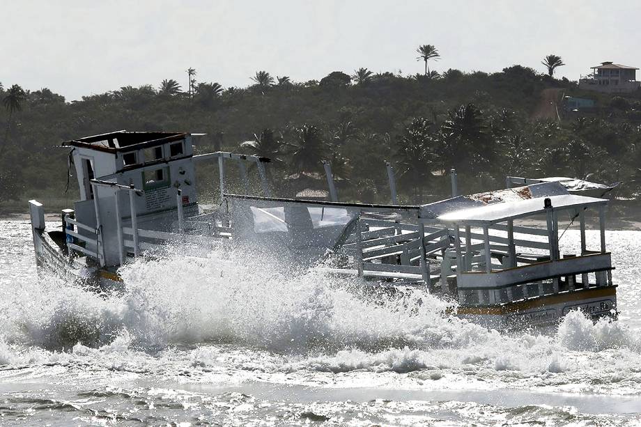 Naufrágio do barco 'Cavalo Marinho', que sofreu um acidente na Baía de Todos-os-Santos, perto da ilha de Itaparica, Estado da Bahia - 24/08/2017