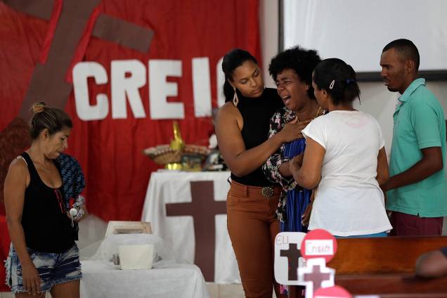 Movimentação de amigos e parentes durante velório do bebê David Gabriel, vítima do acidente com embarcação na Baía de Todos-os-Santos, em Salvador (BA) - 25/08/2017 Movimentação de amigos e parentes durante velório do bebê David Gabriel, vítima do acidente com embarcação na Baía de Todos-os-Santos, em Salvador (BA) - 25/08/2017