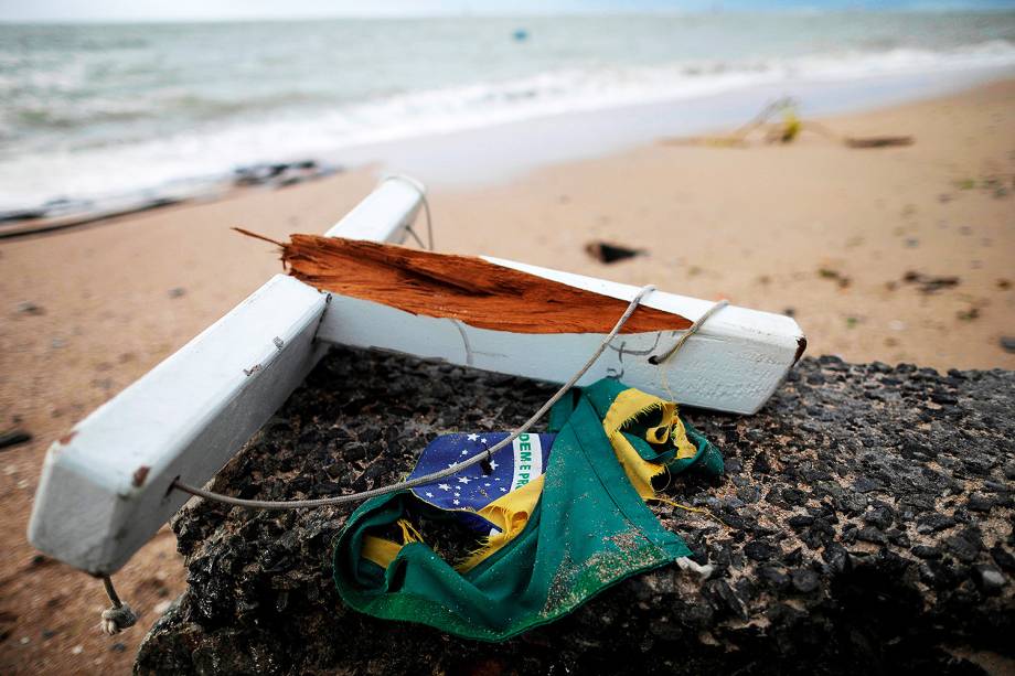 Buscas dos peritos da Marinha e do Corpo de Bombeiros atrás de vítimas desaparecidas no naufrágio da lancha 'Cavalo Marinho', que realizava a travessia entre a Ilha de Itaparica e Salvador, nesta sexta-feira (25)