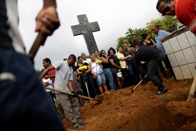 Enterro de Rita dos Santos, morta no naufrágio da lancha que deixou dezenove vítimas na Baía de Todos-os-Santos - 25/08/2017