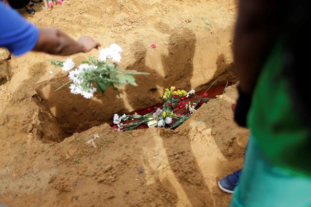 Enterro de Rita dos Santos, morta no naufrágio da lancha que deixou dezenove vítimas na Baía de Todos-os-Santos - 25/08/2017 Enterro de Rita dos Santos, morta no naufrágio da lancha que deixou dezenove vítimas na Baía de Todos-os-Santos - 25/08/2017