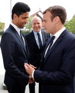 Emmanuel Macron e o presidente do PSG Nasser Al-Khelaif