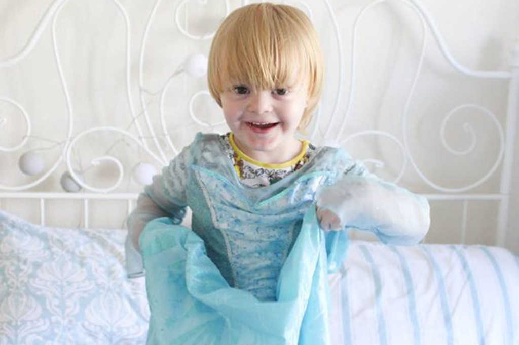 Noah de 3 anos vestido como a princesa Elsa
