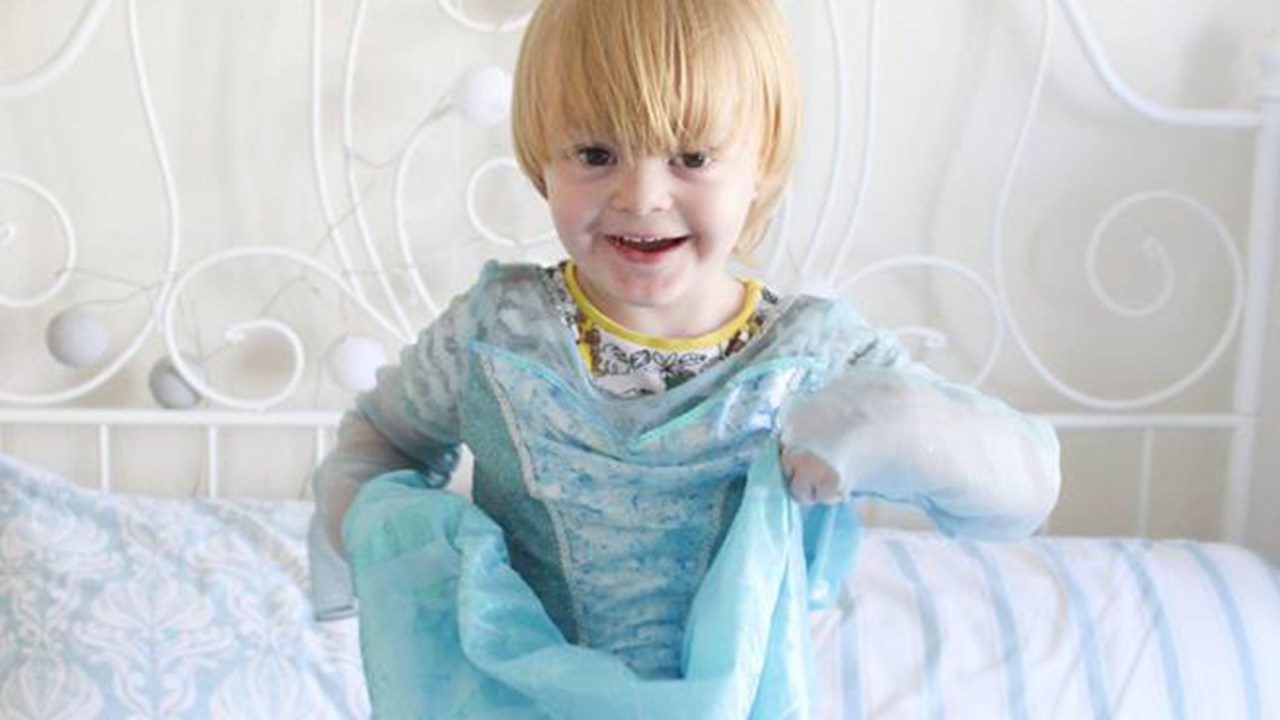 Noah de 3 anos vestido como a princesa Elsa