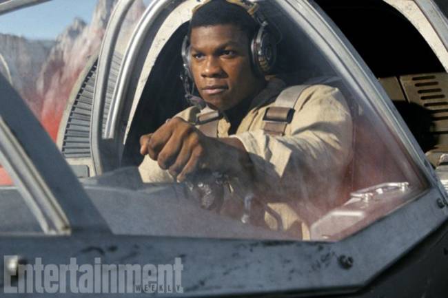 Finn (John Boyega) aprenderá a pilotar em 'Os Últimos Jedi'