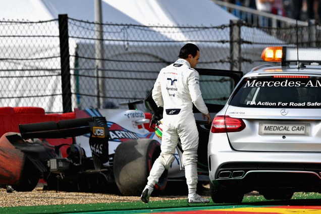 O brasileiro Felipe Massa, da Williams, deixa seu carro depois de bater durante o treino do Grande Prêmio de Fórmula 1 da Bélgica no Circuit de Spa-Francorchamps, em Spa, na Bélgica