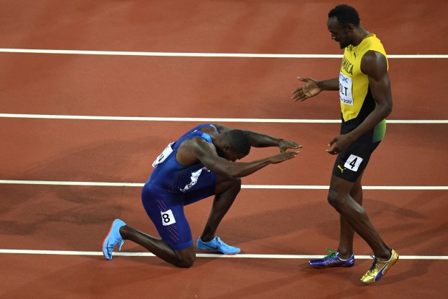 O atleta dos Estados Unidos, Justin Gatlin reverencia Usain Bolt da Jamaica depois da vitória na prova dos 100 m no Mundial de Atletismo em Londres - 05/08/2017
