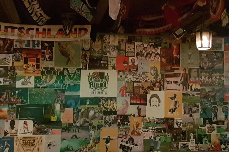 Flâmulas e recortes de revistas decoram o bar do Brechó do Futebol