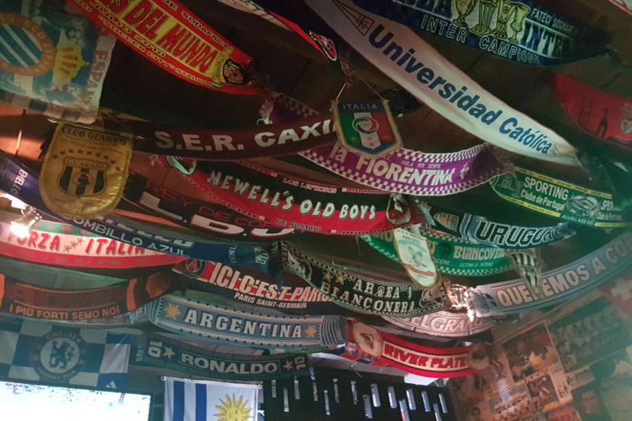 Flâmulas e recortes de revistas decoram o bar do Brechó do Futebol