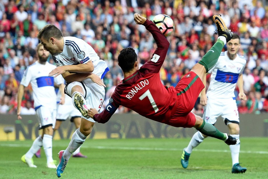 O atacante da seleção portuguesa Cristiano Ronaldo dá um voleio para marcar o gol durante partida contra as Ilhas Faroe no estádio Bessa no Porto - 31/08/2017
