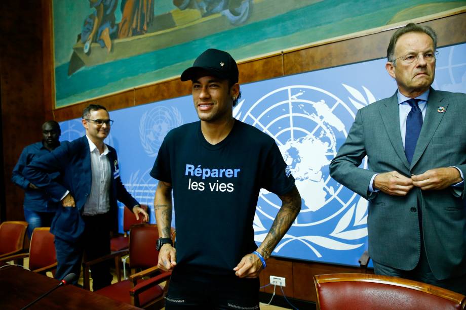 Neymar veste a camisa com mensagem "Reparação de vidas" durante a anunciação da ONU como embaixador da boa vontade para pessoas com deficiência, em Genebra, na Suíça - 15/08/2017